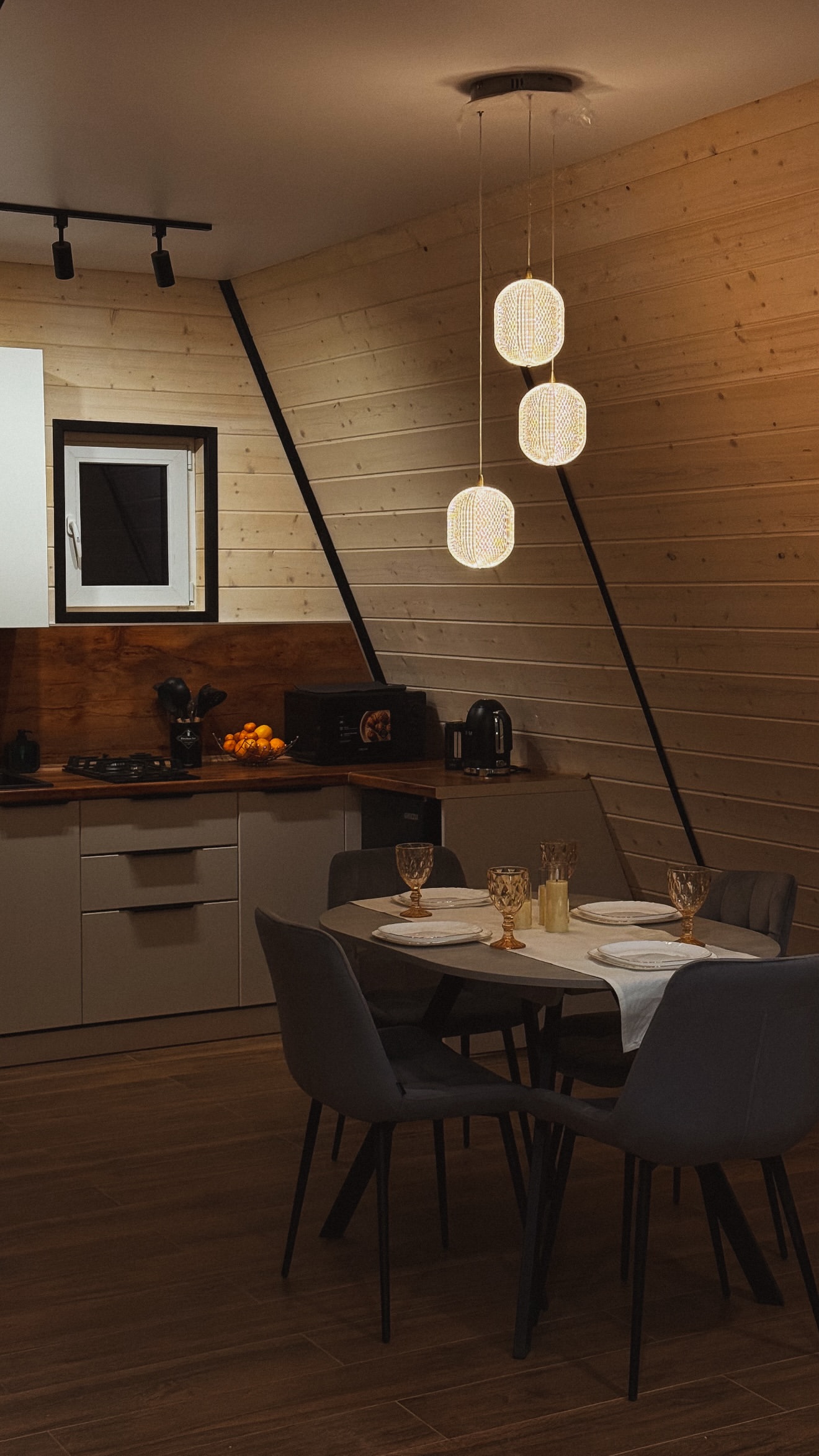 Интерьер A-frame — кухня и обеденная зона